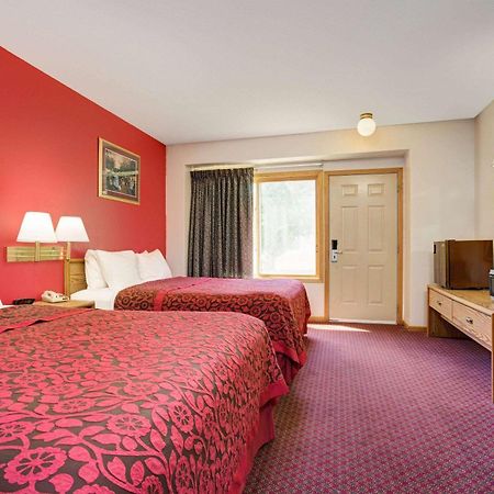 Travelodge By Wyndham Ред-Вінґ Екстер'єр фото