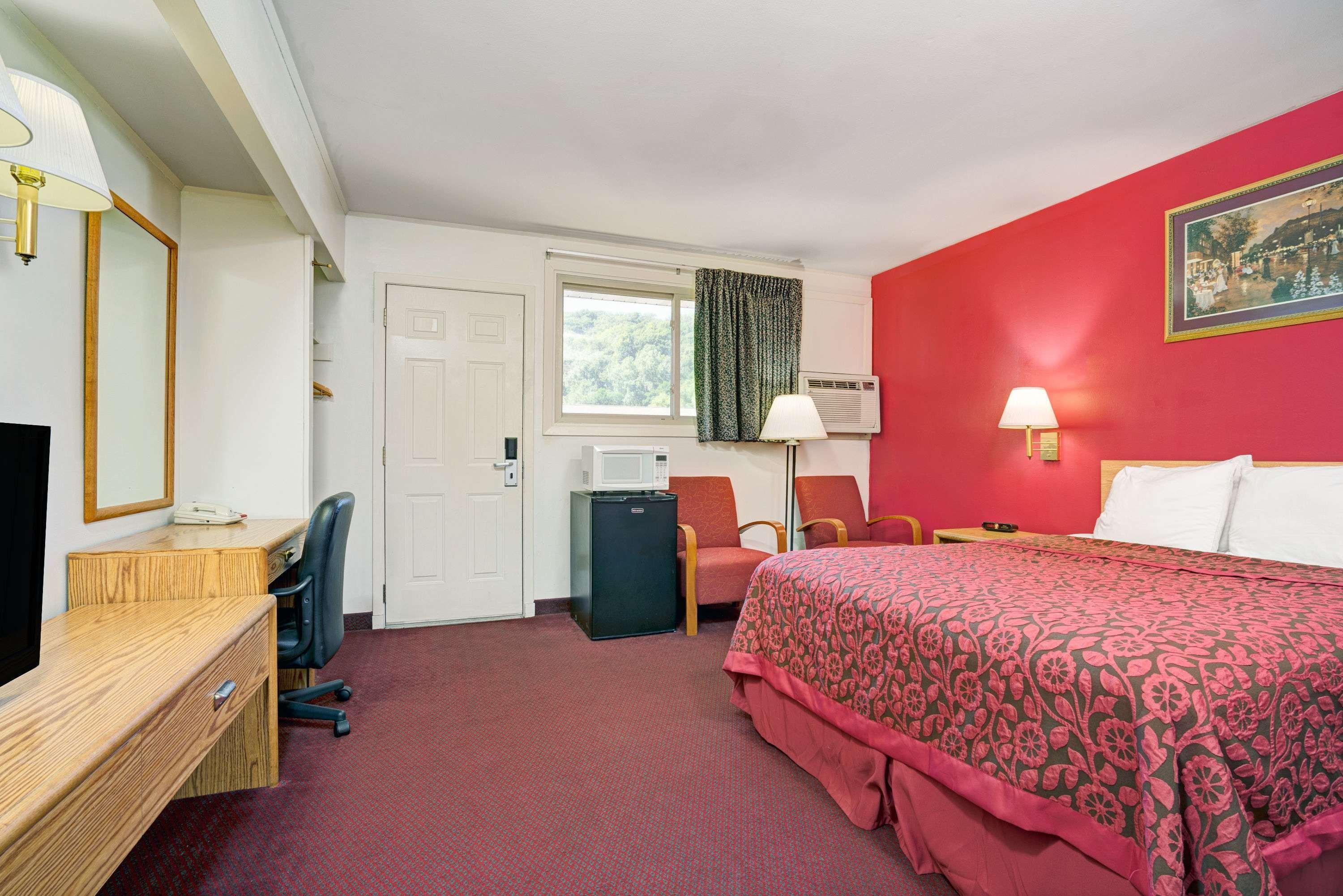 Travelodge By Wyndham Ред-Вінґ Екстер'єр фото