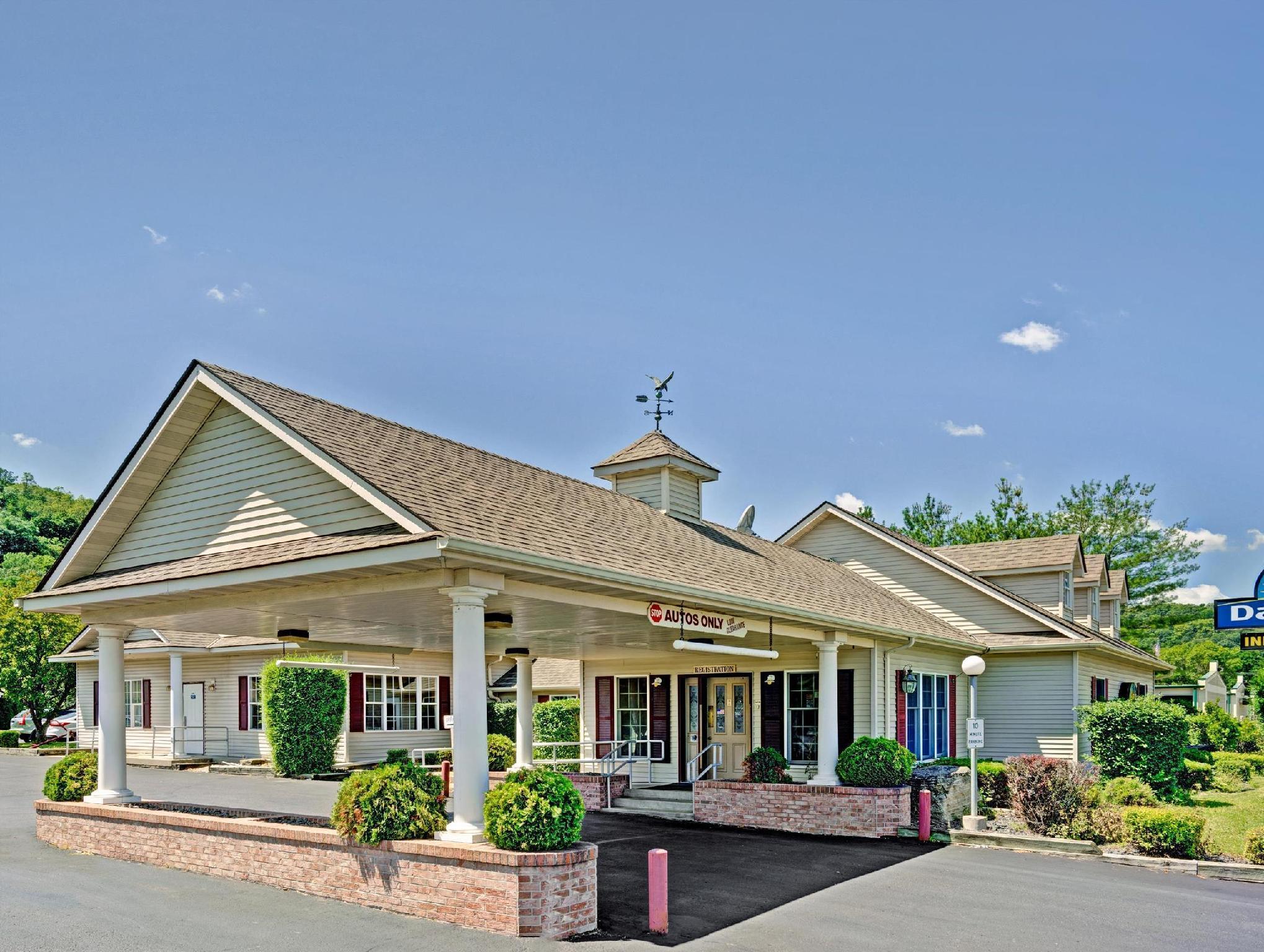 Travelodge By Wyndham Ред-Вінґ Екстер'єр фото