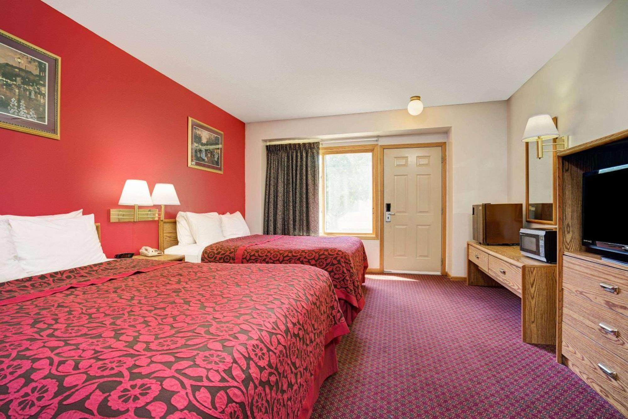 Travelodge By Wyndham Ред-Вінґ Екстер'єр фото