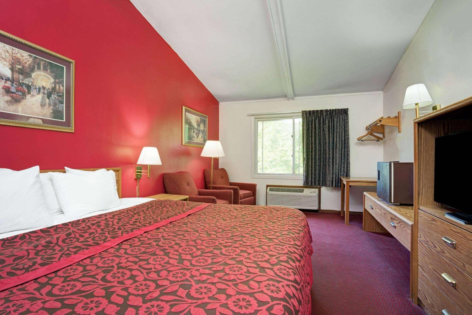 Travelodge By Wyndham Ред-Вінґ Екстер'єр фото