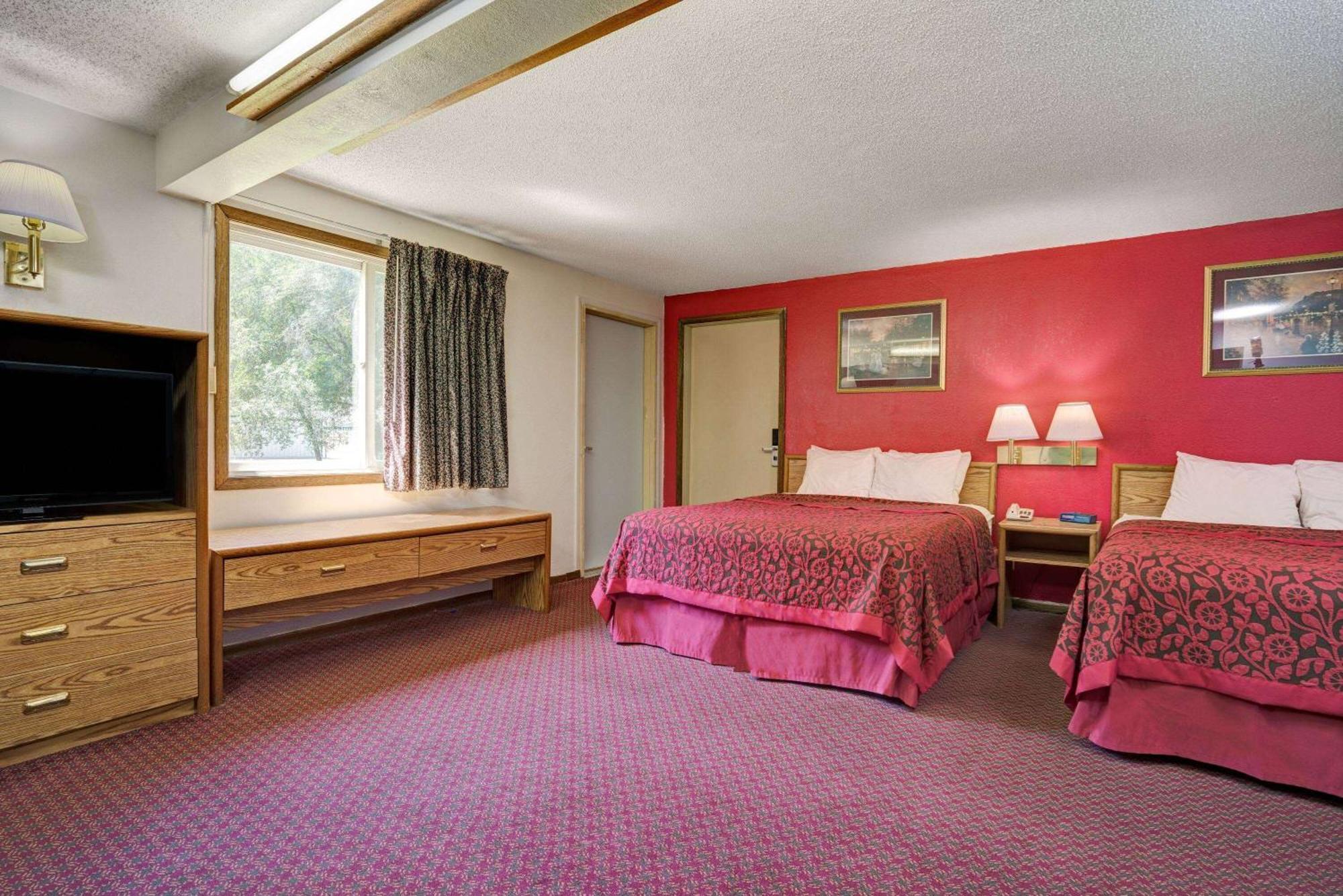 Travelodge By Wyndham Ред-Вінґ Екстер'єр фото