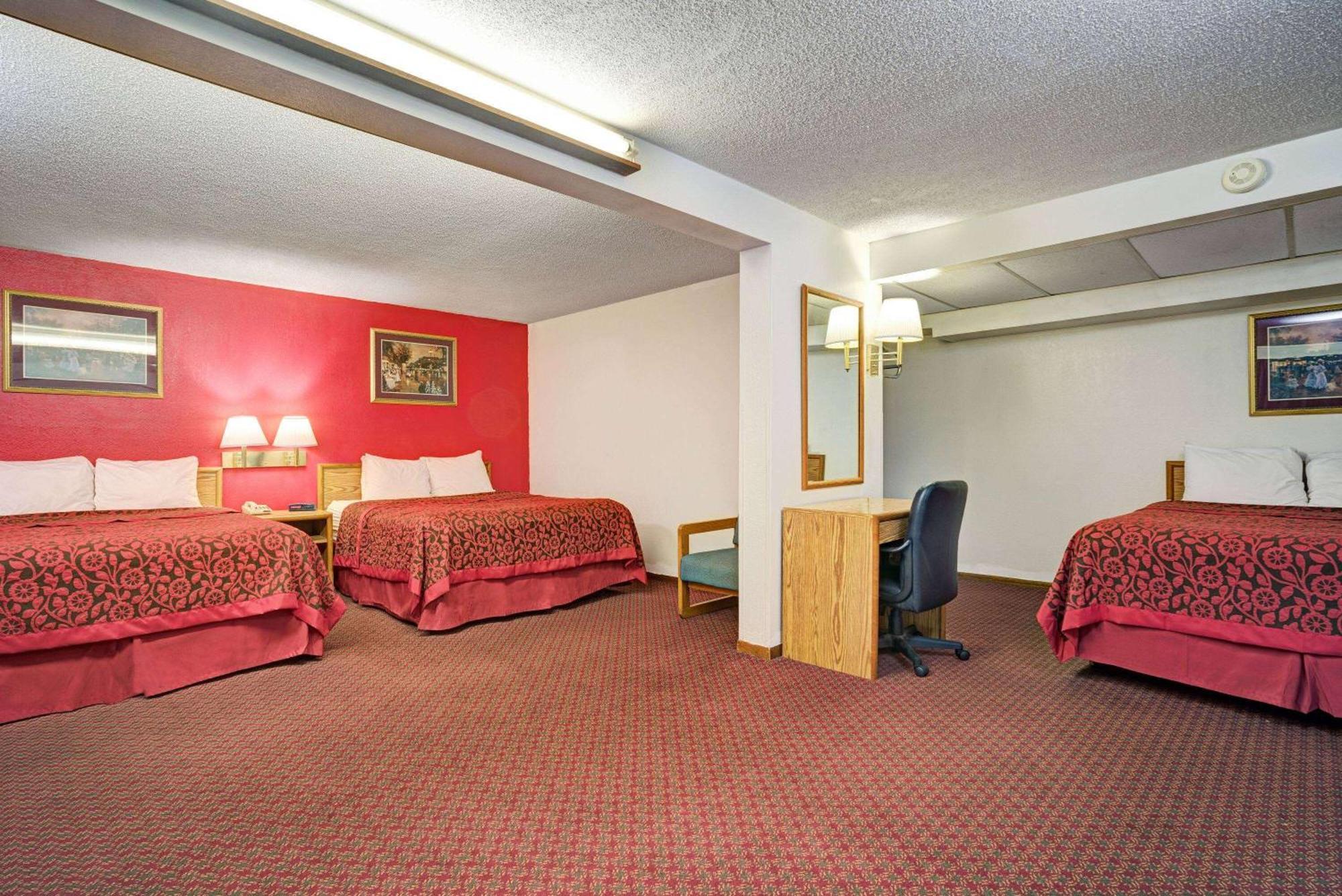 Travelodge By Wyndham Ред-Вінґ Екстер'єр фото