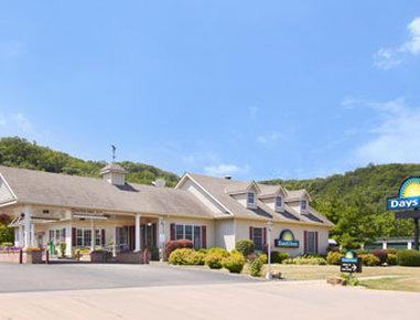 Travelodge By Wyndham Ред-Вінґ Екстер'єр фото