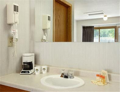 Travelodge By Wyndham Ред-Вінґ Номер фото