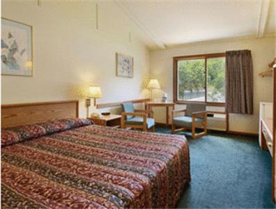 Travelodge By Wyndham Ред-Вінґ Номер фото