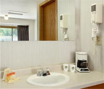 Travelodge By Wyndham Ред-Вінґ Номер фото
